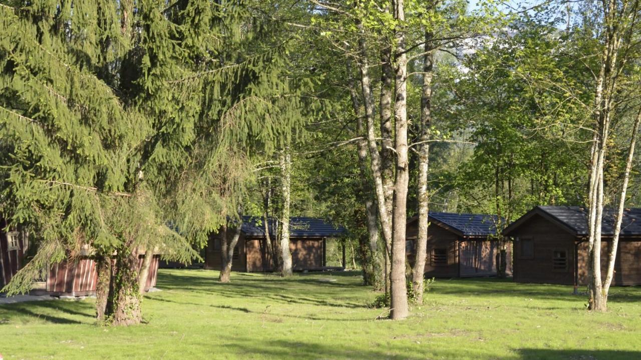 Les Lodges Du Lac Saint-Alban-de-Montbel Exterior foto